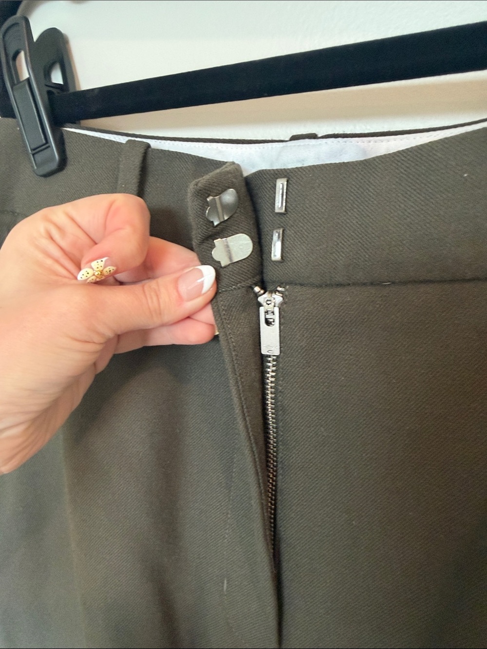 Aritzia Wilfred Nellie Cargo Pant Trousers in Dark Olive - Size 8 - Picture 5 of 12